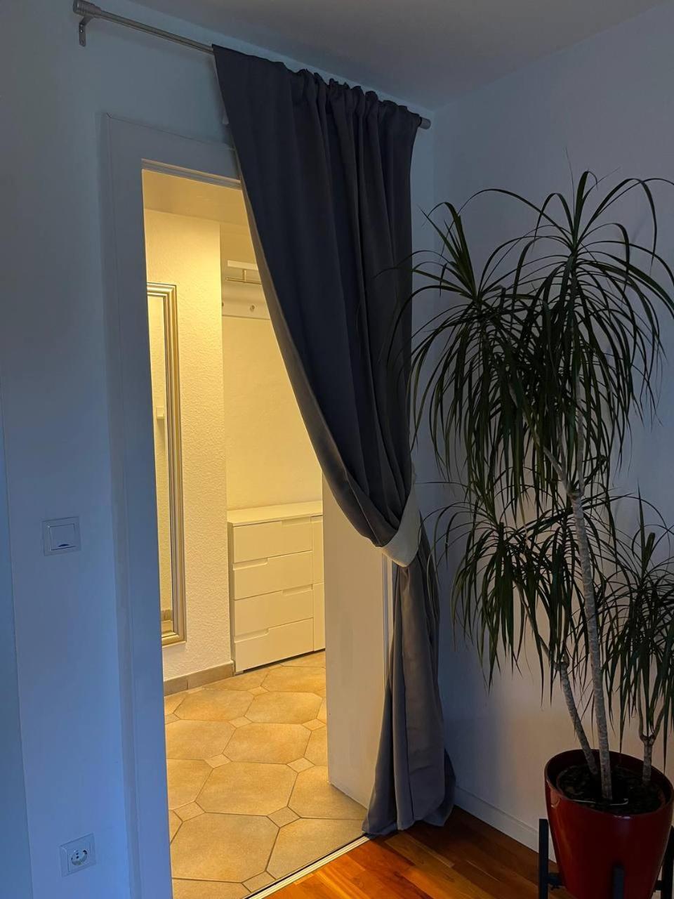 Gemütliche 3 Zimmer Wohnung mit großzügiger Terrasse im Grünen Reutlingen Exterior foto